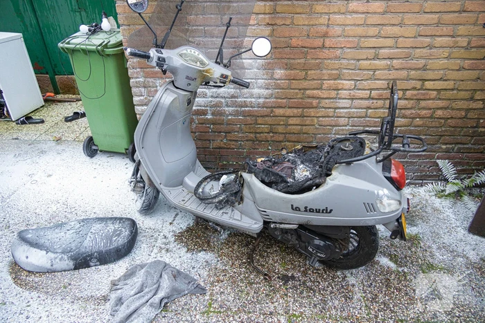Scooter vat vlam in tuin