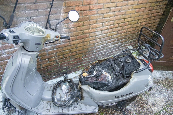 Scooter vat vlam in tuin