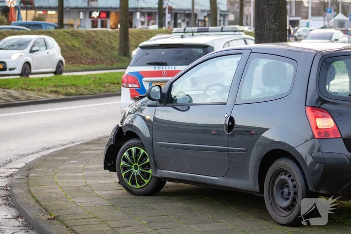 Automobilist rijdt op paal