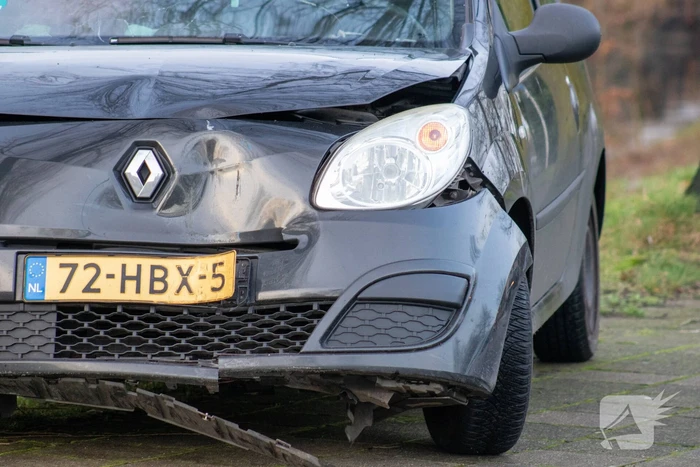 Automobilist rijdt op paal