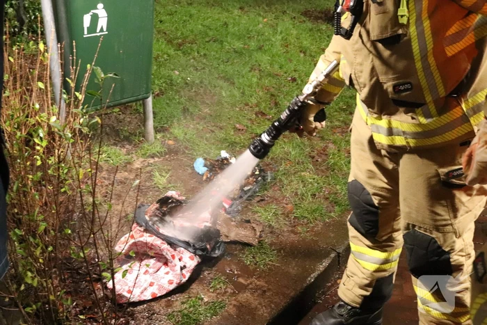 Brandweer blust brand in prullenbak