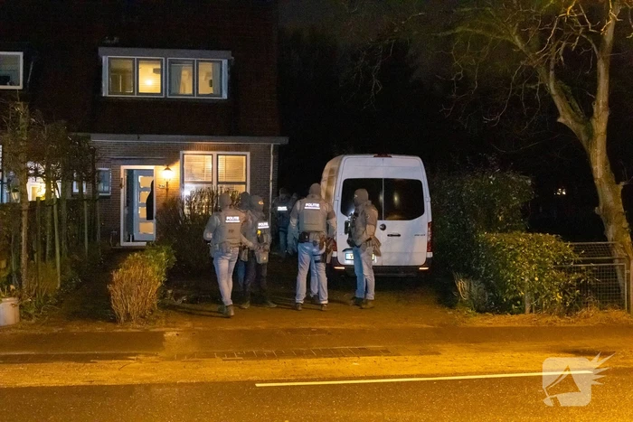 Dienst Speciale Interventies valt woning binnen