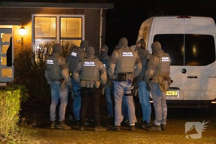 Dienst Speciale Interventies valt woning binnen