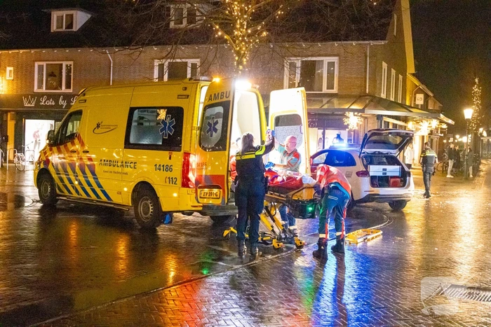 Persoon zwaargewond op straat aangetroffen