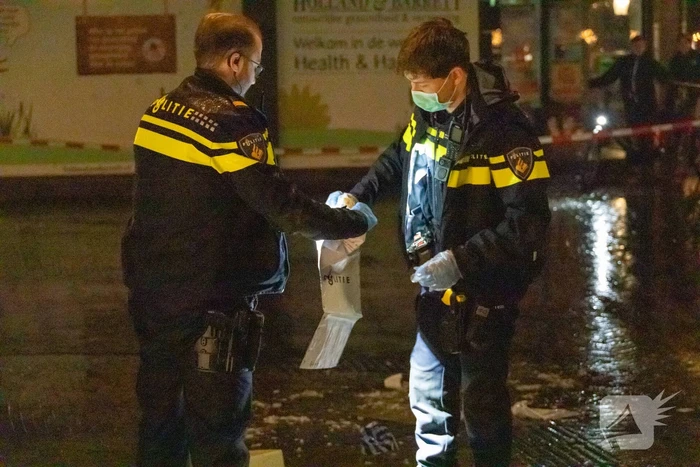 Persoon zwaargewond op straat aangetroffen