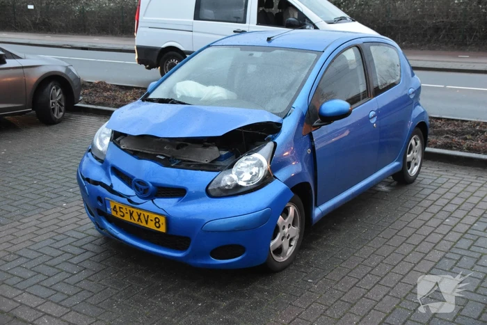 Automobilist botst tegen tunnelwand