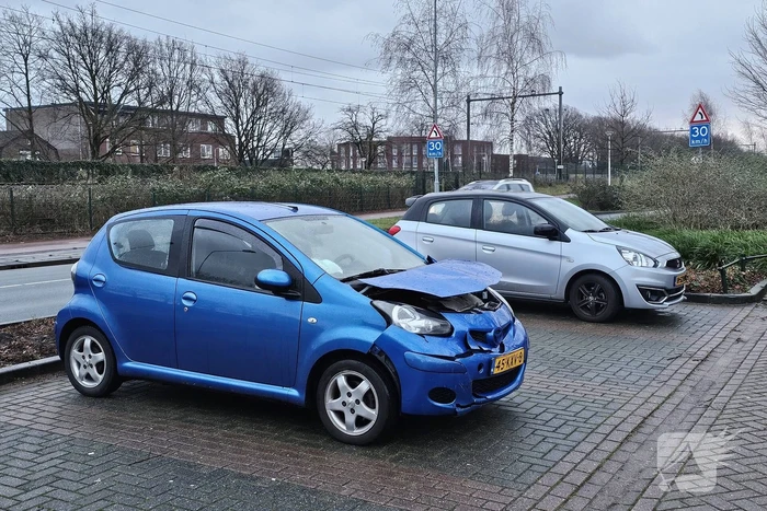 Automobilist botst tegen tunnelwand