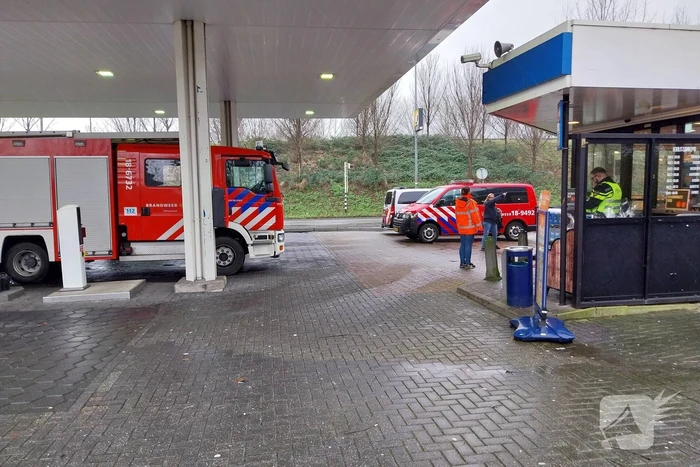 Automobilist rijdt door hekwerk van tankstation