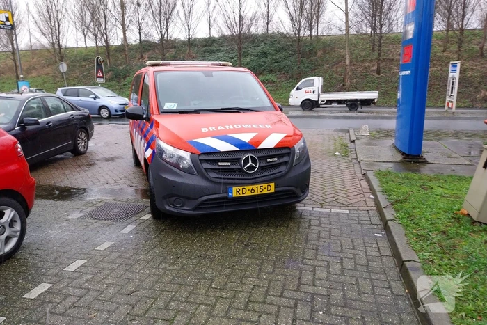 Automobilist rijdt door hekwerk van tankstation