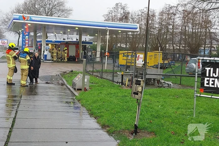 Automobilist rijdt door hekwerk van tankstation