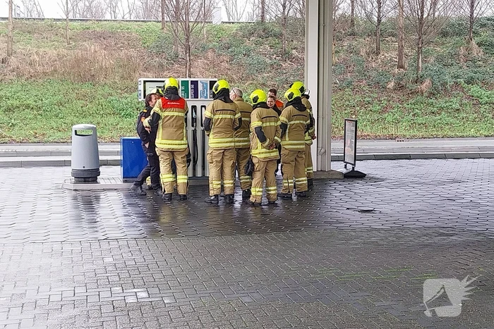 Automobilist rijdt door hekwerk van tankstation