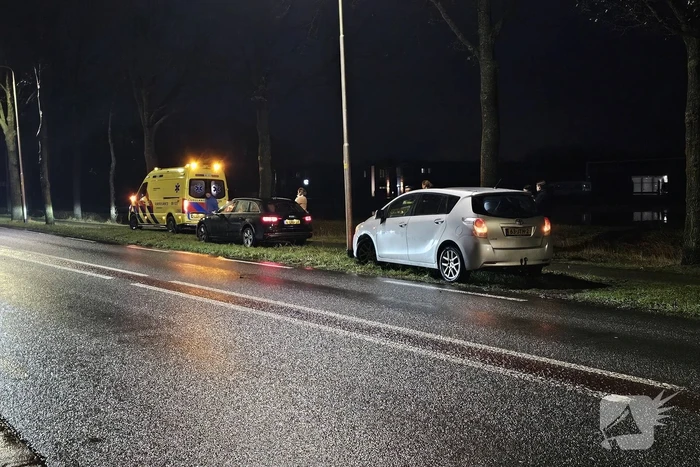 Kind nagekeken na botsing tussen twee auto's