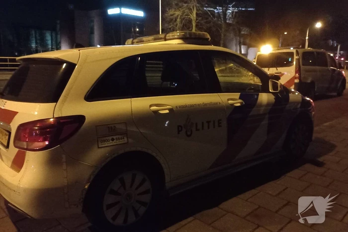 Persoon door omstanders uit water gered