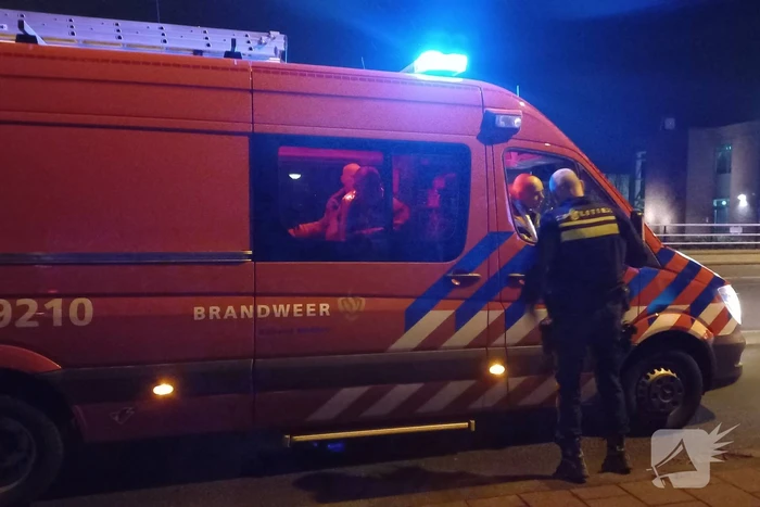 Persoon door omstanders uit water gered