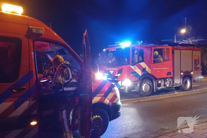 Persoon door omstanders uit water gered