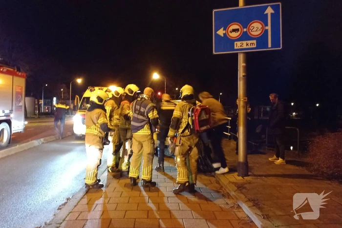 Persoon door omstanders uit water gered