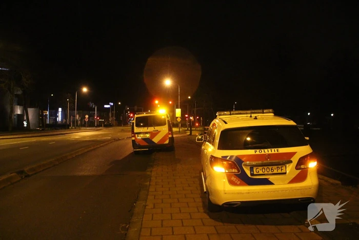 Persoon door omstanders uit water gered
