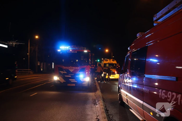 Persoon door omstanders uit water gered