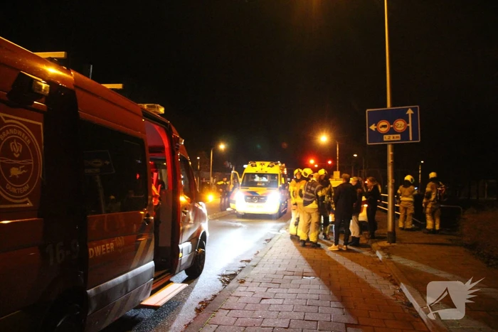 Persoon door omstanders uit water gered