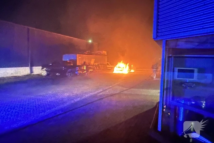 Personenauto verwoest na hevige brand