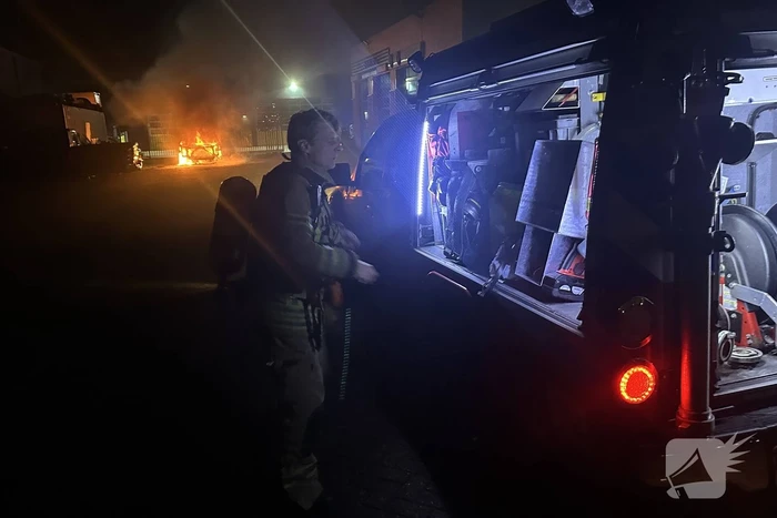Personenauto verwoest na hevige brand