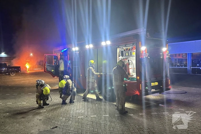 Personenauto verwoest na hevige brand