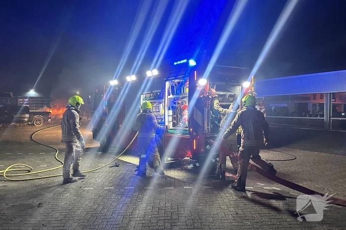 Personenauto verwoest na hevige brand