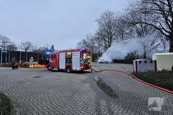 Geparkeerde auto volledig uitgebrand