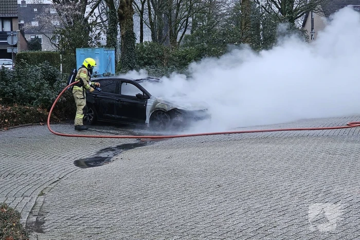 Geparkeerde auto volledig uitgebrand