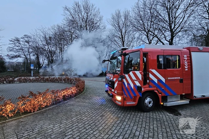 Geparkeerde auto volledig uitgebrand