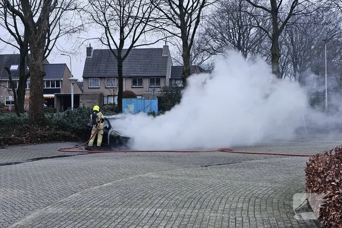 Geparkeerde auto volledig uitgebrand