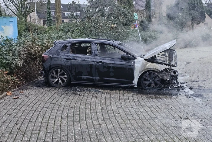 Geparkeerde auto volledig uitgebrand