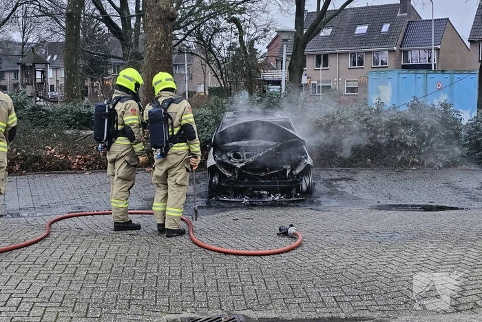 Geparkeerde auto volledig uitgebrand