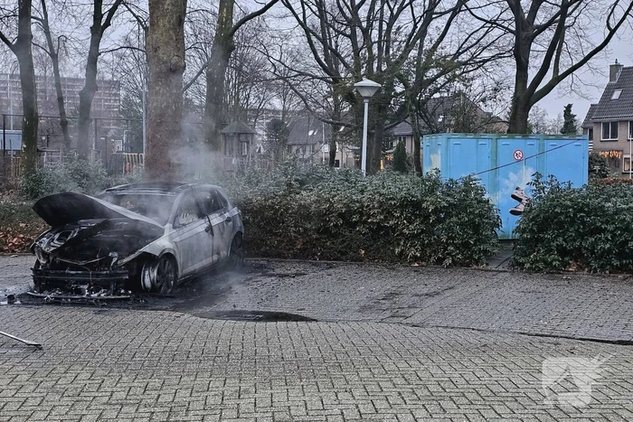 Geparkeerde auto volledig uitgebrand