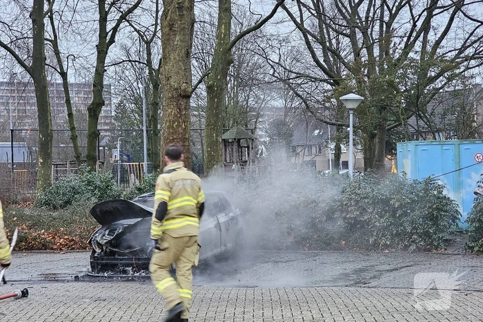 Geparkeerde auto volledig uitgebrand