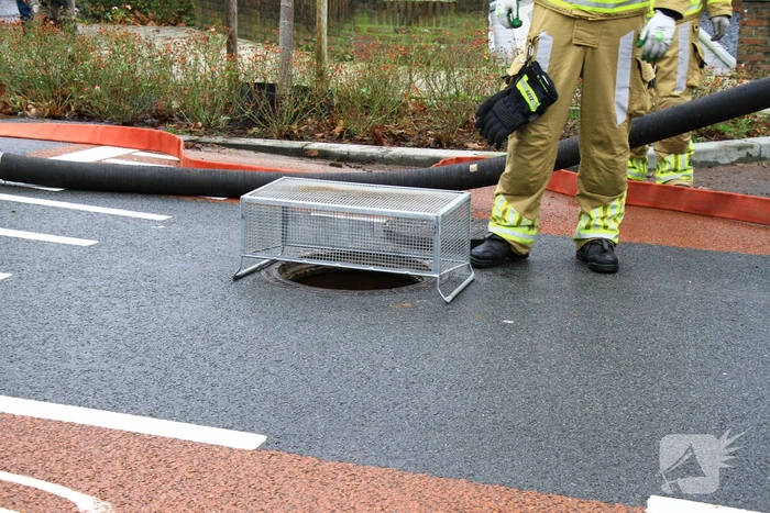 Straat onder water na overstroming riool