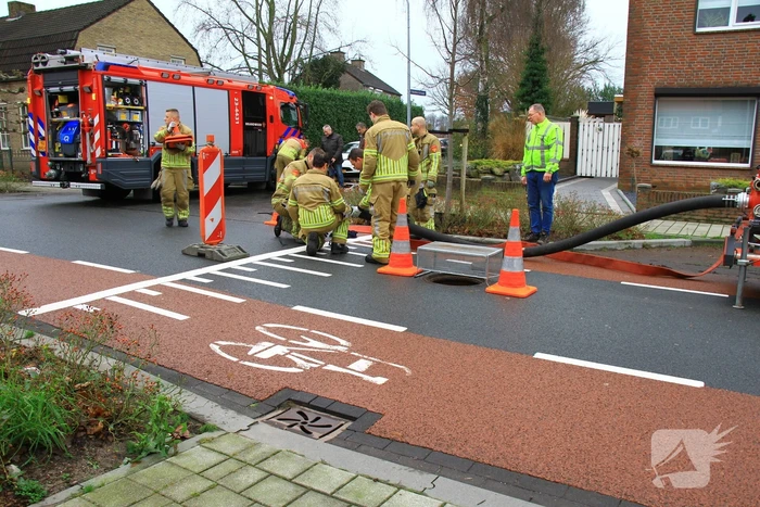 Straat onder water na overstroming riool