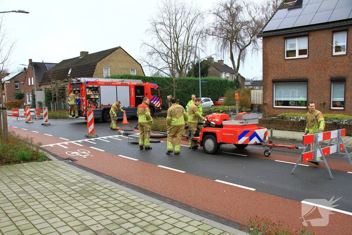 Straat onder water na overstroming riool