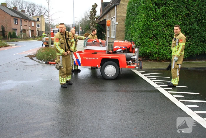 Straat onder water na overstroming riool