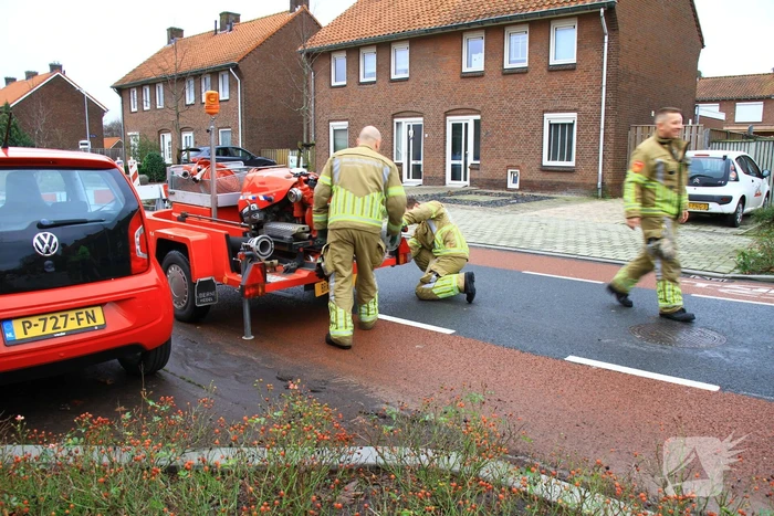 Straat onder water na overstroming riool