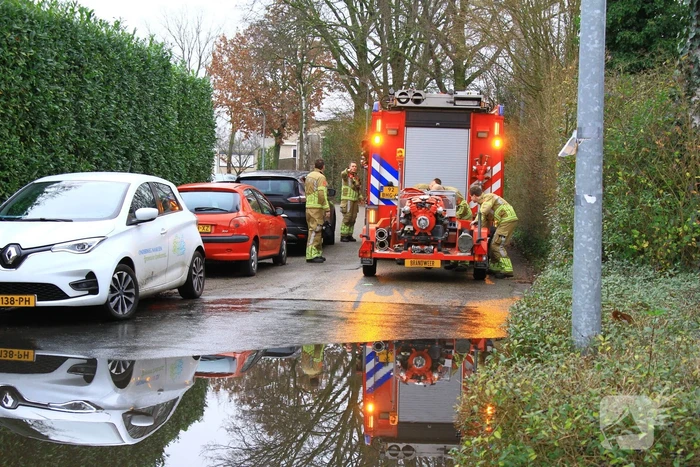 Straat onder water na overstroming riool
