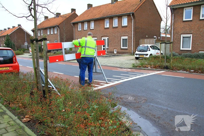 Straat onder water na overstroming riool