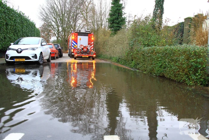 Straat onder water na overstroming riool