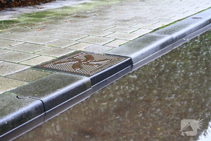 Straat onder water na overstroming riool