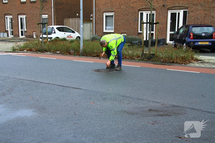 Straat onder water na overstroming riool