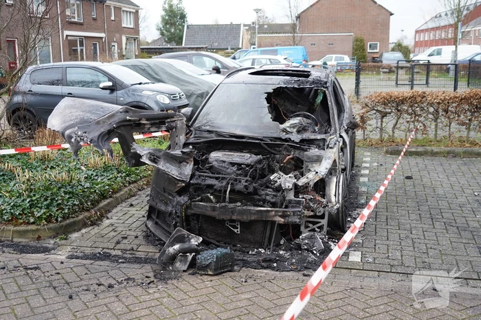 Onderzoek naar brand in geparkeerde auto