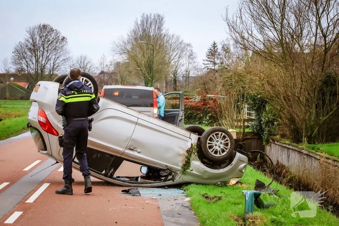 Automobiliste belandt met auto op de kop