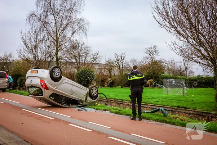 Automobiliste belandt met auto op de kop