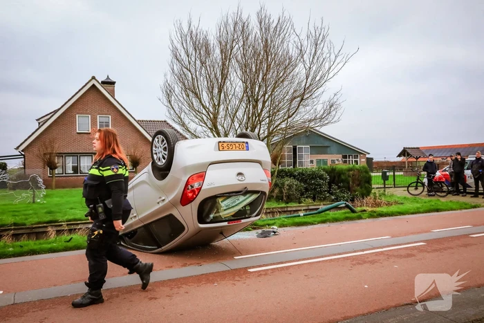 Automobiliste belandt met auto op de kop