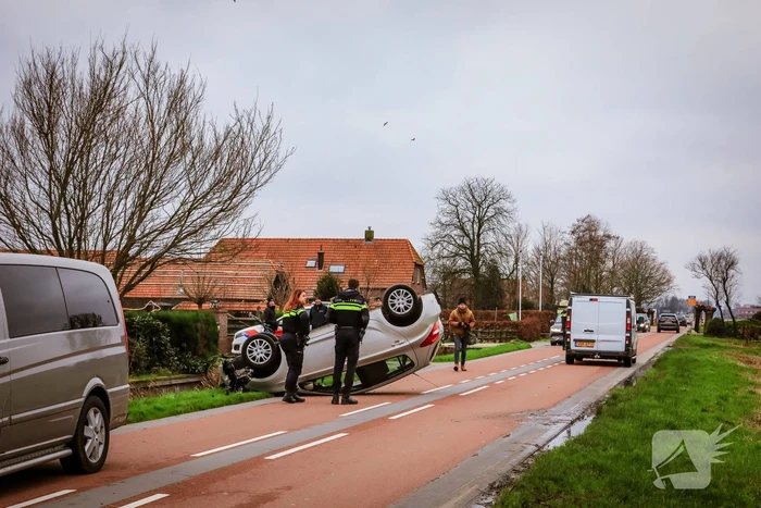 Automobiliste belandt met auto op de kop
